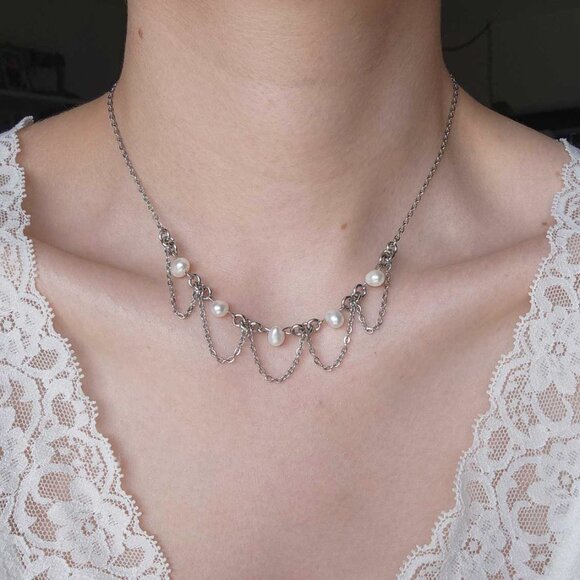 Gothic Coquette white freshwater pearl chandelier necklace with a small silver c - Picture 6 of 7